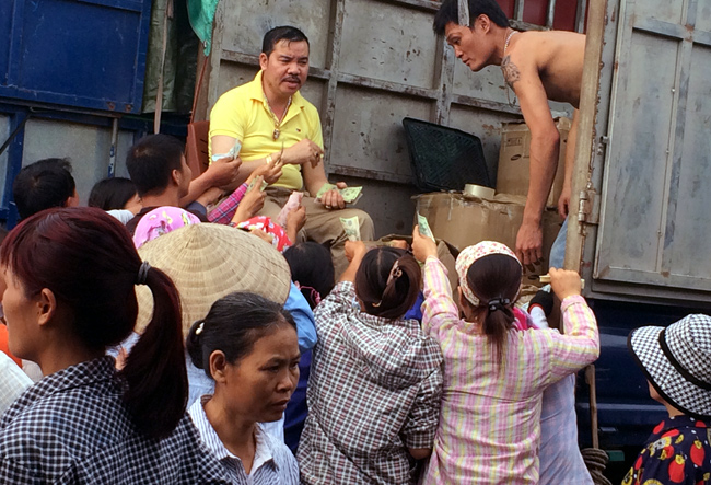 Tại chợ Long Biên, quả thanh mai được dân buôn tranh nhau mua